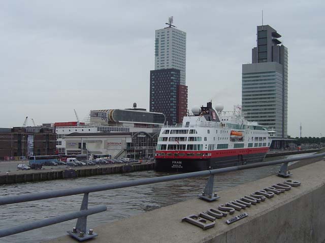 Cruiseschip ms Fram van Hurtigruten aan de Cruise Terminal Rotterdam